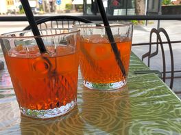 Drankjes op een terras die nog betaalbaar zijn