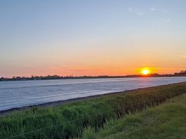Abendspaziergang am feldrand am platz