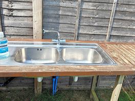 Dishwashing sink