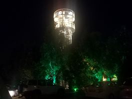 De toren bij nacht