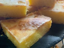 Delicious cakes in the cafe.