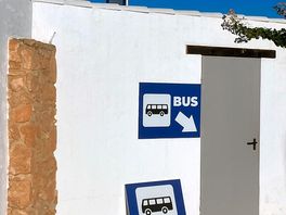Bus halte voor de poort