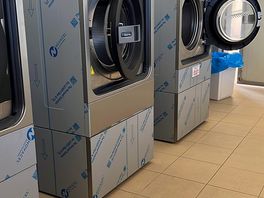 Große waschmaschinen und trockner. der trockner ist schlecht eingestellt.