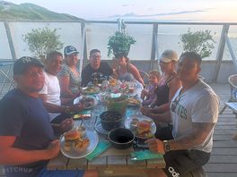 Em delfsehout met familie