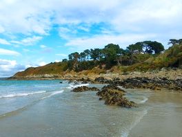 Der wunderschöne strand ist in fußläufiger entfernung vom campingplatz erreichbar.