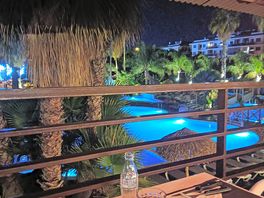 Piscina nocturna con futbol en la terraza del bar