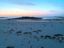 Het strand vlakbij de camping