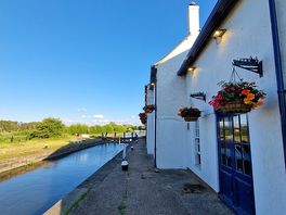 Pub within 2 minute walk