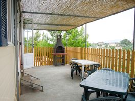 Covered terrace outside the caravan