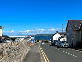 10/15 minute walk to the beach. chippy, indian and tesco all in 5 minute walk