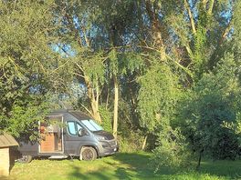 Piazzola ombreggiata, dotata di corrente e molto tranquilla.
