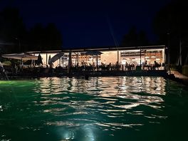 Widok z basenu na restauracje po zmroku