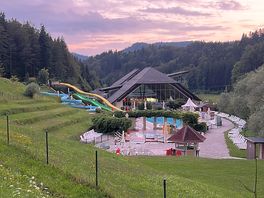 Vista della piscina e della reception