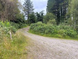 Don’t turn up here following satnav. continue along the main road until you reach the lodge!
