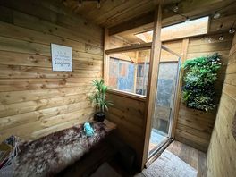 Spacious shower with plenty of hot water