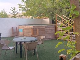 El jardín de la piscina, el restaurante sigue en obras.