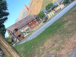 Ausreichender spielplatz und sportplatz für größ und klein! schwimmbad gibt‘s auch.