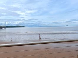 Beach 5 mins away
