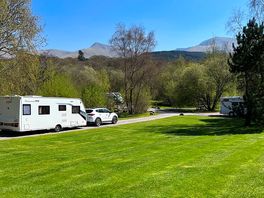 Grass and hardstanding pitches with mountain views