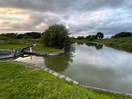 Great location with canal 1 minute walk away