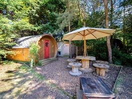 The Peewit pods sleep up to 6 guests. They offer a private Scrub Shack shower and outdoor dining.