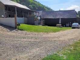 Coffee and cake van and barn facilties including shared fridge, kettle, hot washing up sinks.