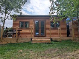 Front view Apple Tree lodge