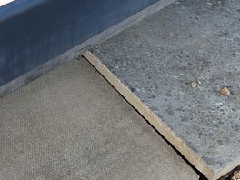 Loose flags which lift up when parking up