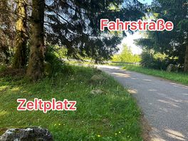 Direkt neben dem zeltplatz verläuft eine straße mit regem verkehr