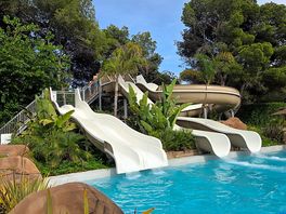 Really nice swimming pool.
