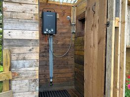 Showers also very well maintained, clea and hot.