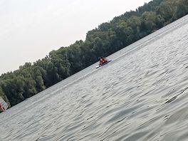 Mit eigenem oder geliehenen stand up paddle boards auf dem see. oder ganz normaler bade spaß.