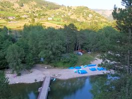 Der blick von den serpentinen auf den campingplatz
