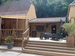 Bar area/snack bar and shop where you can order morning pastries