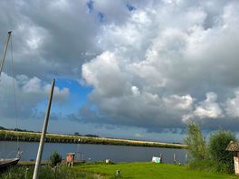 Blick nach rechts am wasser