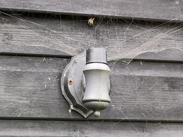 L'unique lampe extérieur qui n'éclaire qu'en début de soirée.