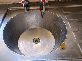 Disgusting sink.