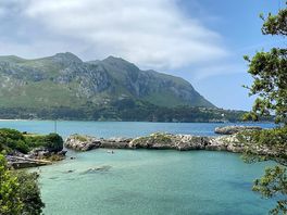 Pretty bay for swimming, 2 minute walk through the campsite.