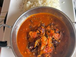 Chilli con carni and rice