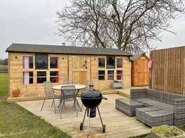 Outside area with a barbecue and fire pit