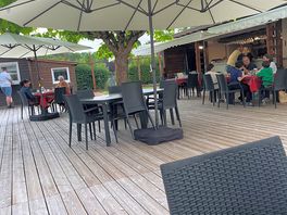 Restaurant and bar area