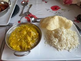 Chicken korma rice and poppadom