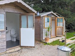 Bathrooms : only 1 of 2 with hot water