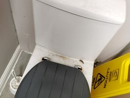 Uno de los dos wc para hombres