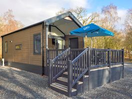 Glamping cabin with its deck and outdoor furniture