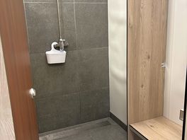 Gents showers