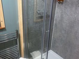 Very clean shower room