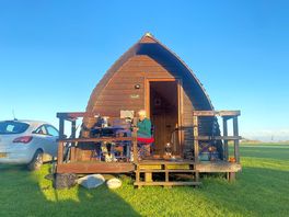 Woodpecker pod. sleeps 4. double bed & large futon