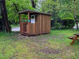 emplacement premium avec plancha, dfrigidaire, evier, douche, lavabo et toilette sur empl de 130m²