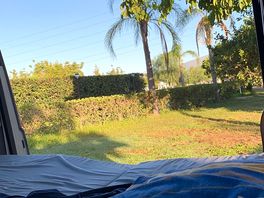 Blick aus dem camper über den campingplatz